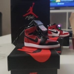 🔥3DMiniature Jordan 1's (Red & Blk) Keychain🔥